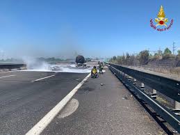 A causa dell'incidente la a1 è chiusa fra parma e fiorenzuola. Hujvkvvijvabwm