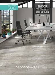 Nuestros pisos laminados de madera, brillantes o alemanes son la mejor opción para tu hogar u oficina ya que se limpian fácilmente y con los mejores diseños , si estas buscando pisos para tu nueva casa o quieres renovar el que ya tienes, almor tiene todas estas opciones. Endor 23 120 Gris Oscuro Decorceramica Pisos Piso Moderna Piso Laminado