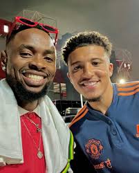 Msanii wa Bongo Fleva Ommy Dimpoz akiwa katika picha na wachezaji wa Man  United baada ya ushindi wa jana dhidi ya Liverpool.