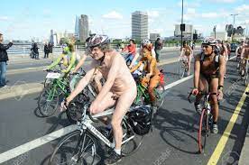 ロンドン - 6 月 9 日： 参加者世界裸自転車ライド日ロンドン 2012 年 6 月 9 日にロンドンで, イングランド。の写真素材・画像素材  Image 14721500