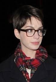 Anne Hathaway Apologized To Claire Danes After Snl Skit Short Hair Glasses Short Hair Styles Anne Hathaway