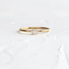 Some brides want a simple wedding band, while others dream of a sparkly ring embellished with gemstones. 25 Minimalist Engagement Rings