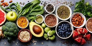In a 2018 study involving adults who were 58 years to 99 years old, eating green leafy vegetables was associated with the equivalent of being 11 years younger cognitively. What Foods Fight Dementia Amen Clinics