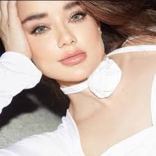 Ariana Mello (@arianadmello)