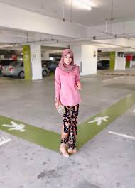 Baju kurung kedah poket direka khas untuk wanita yang mementingkan keselesaan. Baju Kurung Kedah Kain Batik Kipas Muslimah Fashion Two Piece On Carousell
