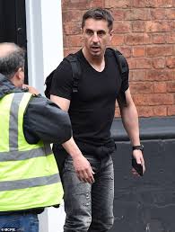 He first rose to fame playing mickey smith in dr who between 2005 and 2010. Gary Neville Pays A Visit To Manchester Set Of Noel Clarke S Drama Viewpoint Aktuelle Boulevard Nachrichten Und Fotogalerien Zu Stars Sternchen
