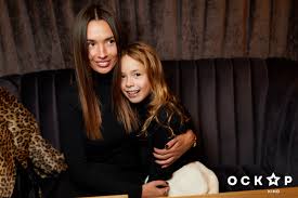 Я завжди пишаюсь своєю нацією і я зажди буду необ'єктивний до неї, бо в інтерв'ю ввс колишній президент україни віктор #ющенко провів аналогії між своїм отруєнням. Liza Yushenko Vyvela V Svet Podrosshuyu Doch A Katerina Kuhar Syna Karavan