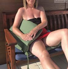 FlashingJungle - daring exhibitionist scenes captured