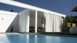 Der Outdoorvorhang Ist Die Moderne Form Des Sonnenschutzes Fur Terrasse Und Poolhaus Sonnenschutz Terrasse Outdoor Gartenbrucken