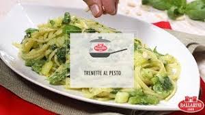 In particular, the pasta is similar to long spaghetti. Trenette Al Pesto Famosi Italiani Youtube