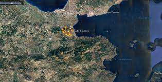 Ήδη, επιχειρούν στο σημείο 41 πυροσβέστες με 14 οχήματα, 2 αεροσκάφη pzl, 2 πυροσβεστικά αεροσκάφη και ένα ελικόπτερο. Sygklonistikes Eikones Kare Kare H Fwtia Sthn Korin8o Sto Google Earth Apo Thn Nasa Eretikos Gr