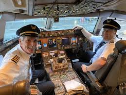 Yup, you read that right — there are four seats in the middle. Covid 19 Travel United Airlines Domestic First Class B777 200 Samchui Com