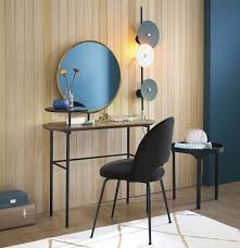 Une coiffeuse au style scandinave, qui est associée à la couleur noire. Coiffeuse Avec Miroir Imitation Noyer Et Metal Noir Spiga Maisons Du Monde