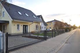 Foto Vorstellung Zaun Aus Polen Mit Schiebetor Freitragend Elektrisch Schmiedeeisern Hausbau Blog In 2020 Schiebetor Zaune Aus Polen Elektrisches Schiebetor