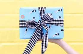 Rayban berwarna hitam dan dilengkapi khas dengan kad hadiah jemput baca hadiah untuk ibu dan ayah, hadiah untuk ibu dan hadiah hari jadi anak perempuan. Bernas Id Cari Kado 7 Hadiah Ulang Tahun Ini Cocok Untuk Sahabat Wanita