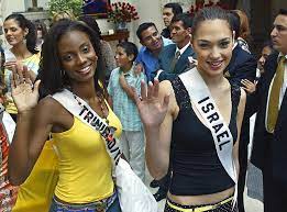 Gal gadot (april 30th, 1985) is an israeli actress and fashion model. Smile From Wonder Woman S Gal Gadot As Miss Israel The Star And Miss Trinidad And Tobago Danielle Jones Wave At Ph Gal Gadot Gal Gadot Wonder Woman Gal Gabot