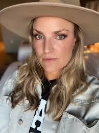 Athens highlighter shade for summer makeup