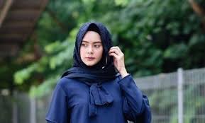 Ketika ingin membeli baju atau barang lain secara online, kadang kita disuguhi katalog produk dengan bermacam tipe warna. 10 Gambar Baju Biru Dongker Cocok Dengan Jilbab Warna Apa Jejakpiknik Com