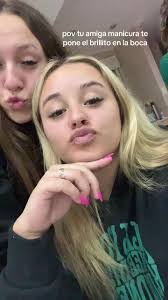 Tu Amiga La Que Usa Brillitos