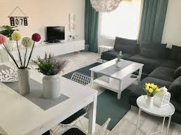 Bu Modern Stil Evin Mutlu Ve Dinlendirici Bir Hissi Var Ev Gezmesi Ikea Oturma Odasi Mobilya Fikirleri Oturma Odasi Dekorasyonu
