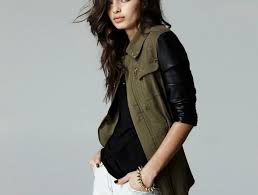 Porté quelques fois veste en simili cuir qui peut être portée de plusieurs façons. Epingle Sur Vetements