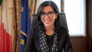 La ministra per la pubblica amministrazione fabiana dadone vuole continuare con lo smart working anche quando l'emergenza sarà passata. Smart Working Reddito Di Emergenza E Concorso Docenti Intervista Alla Ministra Fabiana Dadone Quifinanza