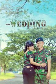Zaman yang serba modern sekarang ini, banyak pasangan memilih konsep prewedding yang tak biasa. 20 Foto Prewedding Tni Dan Pramugari Energyofakad