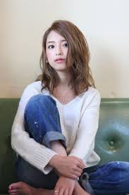 陽に透ける柔らかい髪 ナチュラルな中にハッとする色気を足して pieceのヘアスタイル セミロング パーマ ヘアスタイリング 女の子の髪