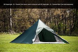 Dwie razem spięte pałatki tworzą powłokę prostego namiotu w kształcie stożka. Namiot Dd Superlight Xl Pyramid Tent