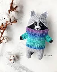 вязаные куклы спицами со схемами и описанием ручной работы Vyazanyj Enot Kryuchkom Enotik Enoty Raccoon Crochet Amigurumi Amigurumi Vyazanie Kryuchkom Spicami Shemy Opisaniya Opisanie Zajka Zayac Kryuchko Vyazanye Igrushki Milye Igrushki Kryuchkom I Kroshka Enot