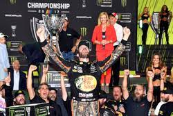 Is honored at white house after winning the 2017 nascar championship. Truex Jr Fends Off Kyle Busch To Win 2017 Nascar Cup Title