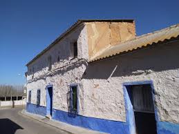 Banco de piedra u otro material, usual en pueblos rurales españoles, que generalmente está adosado a una casa, iglesia u otra construcción, aprovechando sus paredes. Un Poyete En Madrid Por Jose Munoz Torres Villarta De San Juan