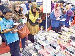 Meluangkan masa mencari buku di pesta buku pwtc. 10 Tips Sebelum Anda Ke Pbakl 2017 Iluminasi