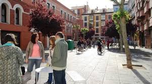 Talleres E Iniciativas En La Plaza De Cantarranas Cortesia De Pilarhechoamano Http Destinocastillayleon Es Index Revitalizando La Leon Espana Plaza Espana