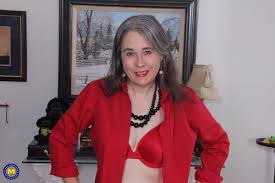 Sexy grandma with gray hair showing her naked body - Mature.nl