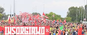In migliaia "Insorgono" con gli operai della Gkn contro i licenziamenti a  Campi Bisenzio - la Repubblica