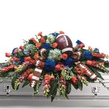 Floral casket sprays designs by flowersnear® are designed by premium partners representing the top designers in we use a number of different kinds of flowers to build what is ultimately a vast, message of love and beauty. Gator Casket Spray Arranged By A Florist In Jacksonville Fl Kuhn Flowers
