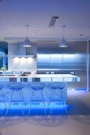 Dapur adalah jantung rumah, di mana mereka mereproduksi mimpi dan di mana kita berbagi kemenangan dan kesedihan kita. 17 Dapur Modern Dengan Lampu Unik Terang Oase Design