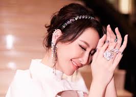 Asian-American Popular Singer & Songwriter CoCo Lee Dies at Age 48 after  Suicide Attempt, Reported to Will Entire $127 Million Fortune to Mother