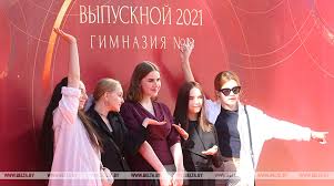 Такая одежда в последние сезоны стала настоящим хитом. Fotofakt Vypusknoj Bal Proshel V Gimnazii 8 Vitebska