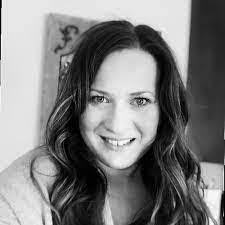 Anna Faron's Instagram, Twitter & Facebook