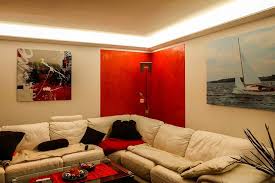 Wohnzimmer, flur, bad, küche, schlafzimmer und die weiteren räume haben ihre eigenen funktionen und anforderungen. Indirekte Beleuchtung Der Decke Mit Led Stuckleisten Tipps Infos