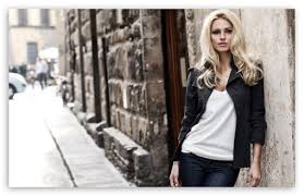Blonde Woman City Street Photography Hd Wallpaper For Standard 4 3 5 4 Fullscreen Uxga Xga Svga Qsxga S Girl Street Fashion Fashion Street Fashion Photography