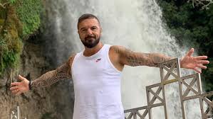 20 Xronia Prin O Triantafyllos Mplekei Se Kabga Me Ton Fwth Sergoylopoylo Bovary