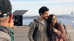 Πώς τα κορίτσια, η άννα (ευγενία δημητροπούλου) και η μαρία (γιούλικα σκαφιδά) μεγάλωσαν και η άννα παντρεύτηκε τον ανδρέα βανδουλάκη (γιάννης στάνκογλου), από την απόκτηση της κόρης τους μέχρι και τη μέρα που ο ανδρέας δολοφόνησε την άννα, αλλά και το πώς η μητέρα της σοφία. Agapa San Na Mhn Yparxei Ayrio Pisw Apo Tis Kameres Youtube