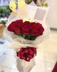 بوكيه باقة ورد جوري أحمر وابيض تغليف أبيض ليتل روز Little Rose