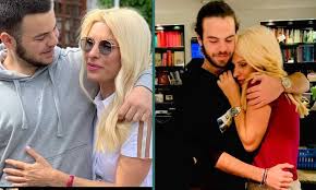 Έπεσε κάτω από τη μηλιά. Aggelos Latsios Oi Nees Fwto Me Thn Menegakh Thn Laoyra Kai Ton Giannh Latsio Einai Monadikes Gossip Tv Gr