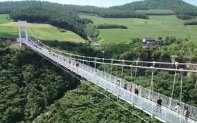 Impresionanta construcţie se află la 180 de metri deasupra solului şi are o. IncÄƒ Un Pod De SticlÄƒ In China Are 370 Metri È™i TraverseazÄƒ O PrÄƒpastie Ca In Filme Stirileprotv Ro