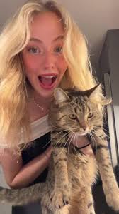 Amanda Nova (@mandelie)