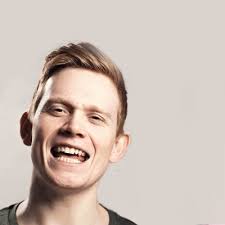 Book Alex Milner til engelsk stand-up hos B Entertained